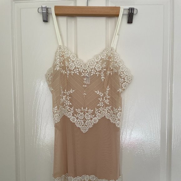 Never worn. Wacoal embrace lace chemise, bra and briefs set size 10 / small - Picture 3 of 13
